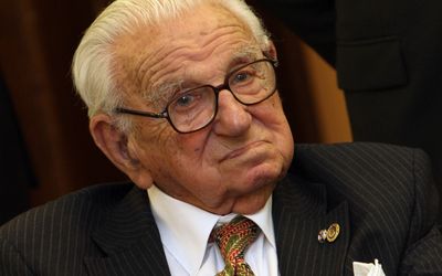 Sir Nicholas Winton, zachránce
mnoha dětí, má 103. narozeniny