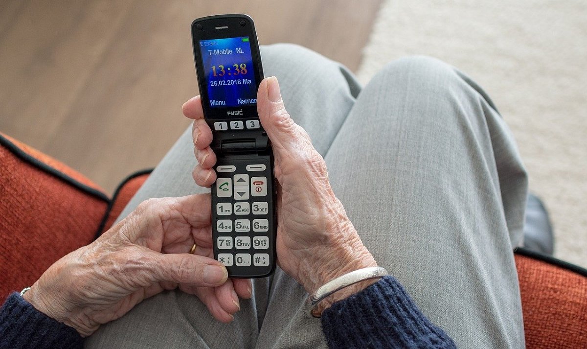 Kde pomáhají seniorům s nákupy a psychologickou pomocí? Zde je seznam měst